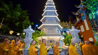 Chư Tăng thắp nến, thiền hành trong đêm vía Bồ-tát Quán Thế Âm tại tổ đình Vạn Thọ (Q.1) - Ảnh: Quảng Đạo