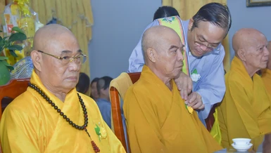 Phật tử chùa Pháp Võ cài hoa trong chương trình Đại lễ Vu lan - Báo hiếu Phật lịch 2568, sáng 10-8 - Ảnh: Quảng Đạo/BGN