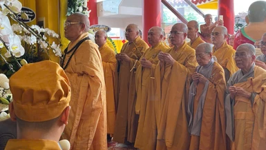 Trưởng lão Hòa thượng Thích Lãng Huỳnh cùng các thành viên trong môn phong Thiên Thai Giáo Quán tông viếng tang Hòa thượng Thích Đạt Phước