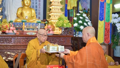 Thượng tọa Thích Minh Bảo nhận sổ An cư kiết hạ từ Trưởng lão Hòa thượng Thích Như Tín - Ảnh: Quảng Đạo/BGN
