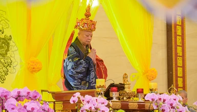  Hòa thượng Thích Lệ Trang làm gia trì sư đăng đàn chẩn tế âm linh cô hồn tại Việt Nam Quốc Tự chiều 15-8 - Ảnh: Tâm Quý