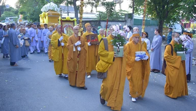 Môn đồ đệ tử cung thỉnh nhục thân của Hòa thượng Thích Đạt Phước đến nơi trà-tỳ - Ảnh: Quảng Đạo/BGN