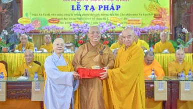 Hòa thượng Thích Nhựt Hỷ trao sổ hạ đến Ban Trị sự GHPGVN H.Nhà Bè - Ảnh: Quảng Đạo/BGN