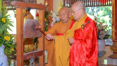 Nhị vị Trưởng lão Hòa thượng Thích Tâm Thủy và Hòa thượng Thích Đồng Tiến đánh chung bảng kết thúc mùa An cư kiết hạ Phật lịch 2568 