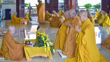 Chư Tăng tác pháp Tự tứ tại hạ trường chùa Quan Âm - Ảnh: Quảng Đạo/BGN