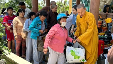 Thượng tọa Thích Minh Quang trao quà đến người dân khó khăn tại chùa Kim Thiền (tỉnh Tiền Giang) - Ảnh: An Nhiên