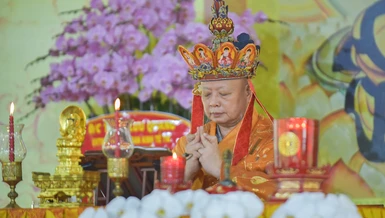 Hòa thượng Thích Lệ Trang, Trưởng ban Nghi lễ T.Ư, Trưởng ban Trị sự GHPGVN TP.HCM làm Gia trì sư trai đàn chẩn tế - Ảnh: Quảng Đạo/BGN