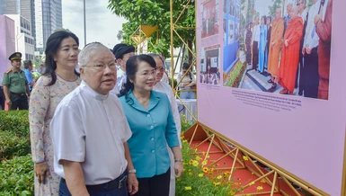 Các đại biểu tham quan triển lãm - Ảnh: Quảng Đạo/BGN