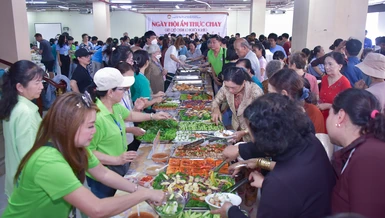 Người dân tham dự Ngày hội ẩm thực chay do Ủy ban MTTQVN P.Phú Mỹ, Q.7 tổ chức vào trưa 26-10 - Ảnh: Quảng Đạo/BGN