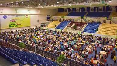 Hơn 2.000 người dân tham dự ngày hội buffet chay vì người nghèo Q.1 (TP.HCM) vào tối 2-11 - Ảnh: Quảng Đạo/BGN