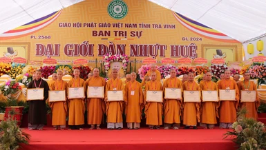 Hòa thượng Thích Trí Minh trao Bằng tuyên dương công đức đến các thành viên đã có nhiều đóng góp cho Đại giới đàn Nhựt Huệ - Ảnh: Pháp Trí