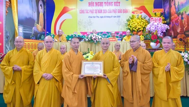 Thượng tọa Thích Thiện Quý trao Bằng tuyên dương công đức của Ban Trị sự Phật giáo TP.HCM đến tập thể Ban Trị sự GHPGVN Q.1 - Ảnh: Quảng Đạo/BGN