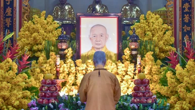 Đức Pháp chủ GHPGVN tưởng niệm Trưởng lão Hòa thượng Thích Thanh Kiểm tại tổ đình Vĩnh Nghiêm - Ảnh: Quảng Đạo/BGN