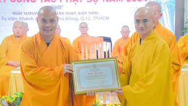 Thượng tọa Thích Trí Chơn nhận Bằng công đức từ Ban Trị sự GHPGVN TP.HCM