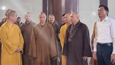 Thượng tọa Thích Thanh Phong giới thiệu tiến độ xây dựng cơ sở hạ tầng phục vụ Đại lễ Vesak Liên Hiệp Quốc 2025 đến các thành viên Ban Văn hóa T.Ư - Ảnh: Liên Thảo