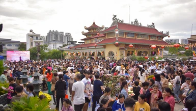 Ngày hội Ẩm thực buffet chay do Ban Trị sự GHPGVN Q.7 tổ chức tại Long Hoa cổ tự - Ảnh: Quảng Đạo/BGN