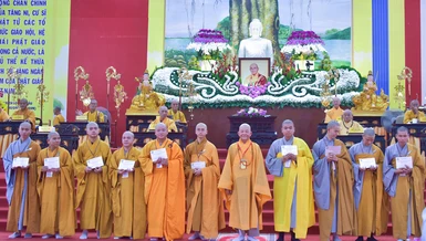 Hòa thượng Thích Minh Thiện trao phần thưởng đến các giới tử đạt kết quả cao trong kỳ thi tụng Luật tại Đại giới đàn Đạt Pháp - Ảnh: Quảng Đạo/BGN
