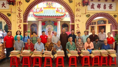 Trao quà đến người khiếm thị, hộ dân có hoàn cảnh khó khăn tại chùa Long Hoa (Q.8)