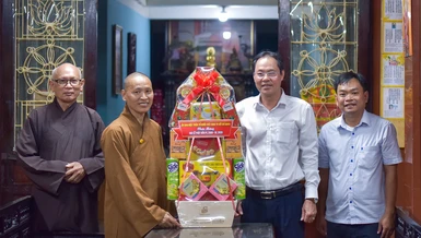 Ông Nguyễn Thành Trung chúc mừng Đại lễ Phật đản Phật lịch 2569 đến Ban Trị sự Phật giáo Q.1 - Ảnh: Quảng Đạo/BGN