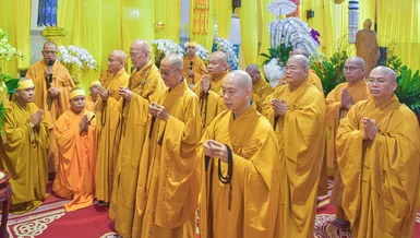 Chư tôn đức Ban Thường trực Ban Trị sự GHPGVN TP.HCM thắp hương tưởng niệm trước Giác linh đường Hòa thượng Thích Thiện Nghĩa vào sáng 9-6 - Ảnh: Quảng Đạo/BGN