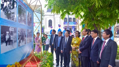 Ông Nguyễn Văn Nên, Bí thư Thành ủy TP.HCM cùng lãnh đạo TP.HCM tham quan triển lãm "Báo chí Cách mạng Việt Nam - Một thế kỷ đồng hành cùng dân tộc" - Ảnh: Quảng Đạo/BGN