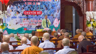 Tăng Ni, Phật tử tham dự buổi nói chuyện với chuyên đề "Thiền - Tinh hoa trong đời sống làm người" tại hạ trường chùa Đức Phú - Ảnh: Quảng Đạo/BGN