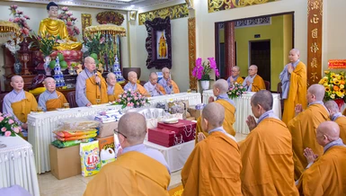 Ni trưởng Thích nữ Từ Nhẫn sách tấn các hành giả Ni tại hạ trường ni viện Phước Long (P.Phước Long, TP.HCM) - Ảnh: Quảng Đạo/BGN