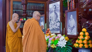 Trưởng lão Hòa thượng Thích Giác Nhường và Trưởng lão Hòa thượng Thích Giác Giới đảnh lễ cố Trưởng lão nhị Tổ Giác Chánh - Ảnh: Quảng Đạo/BGN