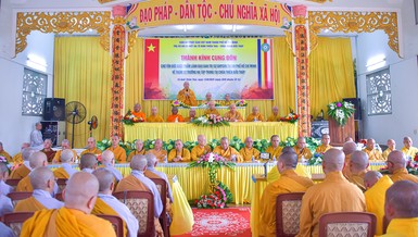 Hòa thượng Thích Lệ Trang sách tấn hành giả an cư tại tổ đình Thiên Thai - Ảnh: Quảng Đạo/BGN