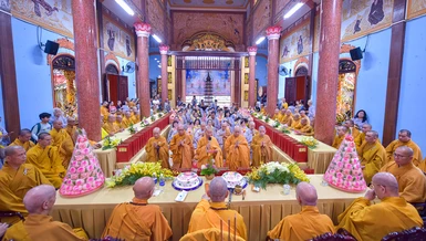 Tăng Ni, Phật tử khánh tuế, cúng dường pháp y đến chư vị Hòa thượng Chứng minh - Ảnh: Quảng Đạo/BGN