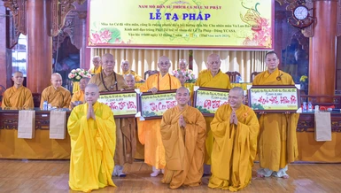 Các hành giả tri ân chư tôn đức Ban Chức sự trường hạ chùa Đức Phú - Ảnh: Quảng Đạo/BGN