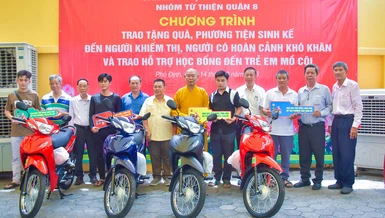 Hòa thượng Thích Huệ Công cùng các mạnh thường quân trao phương tiện sinh kế đến người dân khó khăn - Ảnh: Quảng Đạo/BGN