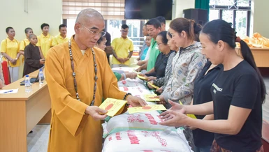 Thượng tọa Thích Tuệ Hải trao tặng các phần quà đến người dân tỉnh Cao Bằng - Ảnh: Quảng Đạo/BGN