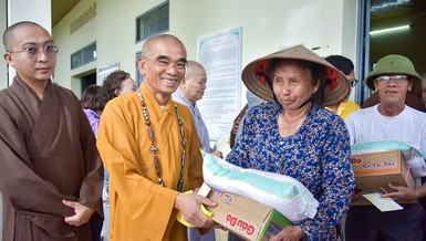 Trao quà đến bà con tại thôn Tân Mãi, xã Yên Thế, tỉnh Bắc Ninh - Ảnh: Quảng Đạo/BGN