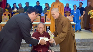 Ni trưởng Thích nữ Huệ Tuyến, Phó Trưởng ban Kinh tế - Tài chính T.Ư, Phó ban Từ thiện xã hội Phật giáo TP.HCM tặng quà đến người dân tại tỉnh Thanh Hóa - Ảnh: Quảng Đạo/BGN