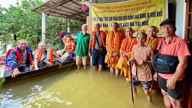 Đoàn tặng quà đến hộ dân đang bị ngập tại tổ dân phố Tứ Chánh, TP.Huế - Ảnh: Quảng Đạo/BGN