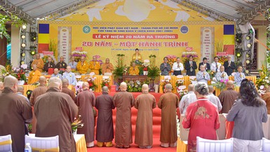 Chư tôn đức dành một phút tưởng niệm cố Trưởng lão Hòa thượng Thích Minh Châu, các vị giáo sư, giáo thọ sư, Tăng Ni sinh đã viên tịch - Ảnh: Quảng Đạo/BGN