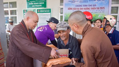 Người dân tỉnh Đắk Lắk (Phú Yên cũ) hoan hỷ đón nhận phần quà từ Thượng tọa Thích Thanh Phong - Ảnh: Quảng Đạo/BGN