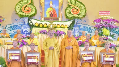 Ban Tổ chức Đại giới đàn Chơn Thành tặng phần thưởng đến các giới tử Tỳ-kheo đạt thành tích cao trong kỳ khảo hạch - Ảnh: Quảng Đạo/BGN
