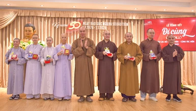 Các tác giả nhận quà tri ân của Câu lạc bộ Phóng viên - Cộng tác viên Báo Giác Ngộ tại buổi lễ tổng kết chuyên mục "Đi cùng Giác Ngộ" chiều 27-12- Ảnh: Quảng Đạo/BGN