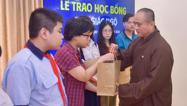 Thượng tọa Thích Tâm Hải trao học bổng đến học sinh, sinh viên nhân dịp kỷ niệm 50 năm Báo Giác Ngộ xuất bản số báo đầu tiên (1-1-1976 – 1-1-2026) - Ảnh: Quảng Đạo/BGN