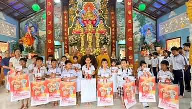 Chùa Kim Thiền tổng kết và trao học bổng đến các em học sinh nhân dịp cuối năm