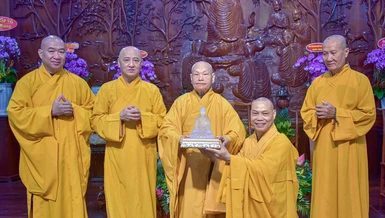 Hòa thượng Thích Thiện Nhơn cùng chư tôn đức trao quà chúc mừng đến Thượng tọa Thích Trí Chơn nhân Kỷ niệm 120 năm thành lập tu viện Khánh An - Ảnh: Quảng Đạo/BGN