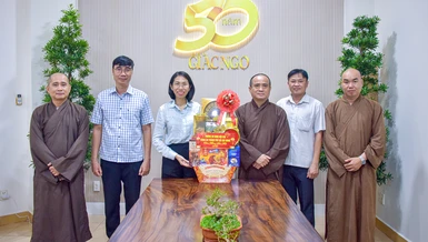 Thượng tá Phạm Thị Yến Bình, Phó Trưởng phòng An ninh nội địa - Công an TP.HCM thăm và chúc Tết đến tập thể Báo Giác Ngộ vào chiều 28-1 - Ảnh: Quảng Đạo/BGN