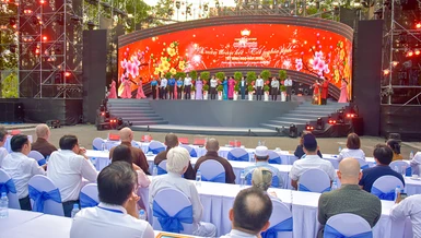 Khai mạc Ngày hội "Xuân đoàn kết - Tết nghĩa tình" tại Công viên Văn hóa Đầm Sen vào chiều 31-1 - Ảnh: Quảng Đạo/BGN