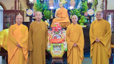 Đại diện Phật giáo liên phường Bình Đông, Chánh Hưng, Phú Định (TP.HCM) chúc Tết Thượng tọa Thích Thiện Quý tại chùa Liên Hoa (TP.HCM) - Ảnh: Quảng Đạo/BGN
