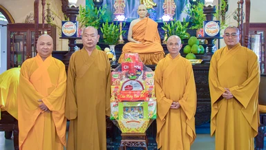 Đại diện Phật giáo liên phường Bình Đông, Chánh Hưng, Phú Định (TP.HCM) chúc Tết Thượng tọa Thích Thiện Quý tại chùa Liên Hoa (TP.HCM) - Ảnh: Quảng Đạo/BGN