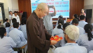 Trao lì xì mừng tuổi đến các bệnh nhân nghèo