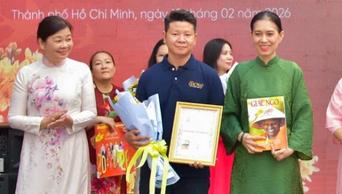 Đại diện Báo Giác Ngộ nhận giải khuyến khích bìa báo Xuân Bính Ngọ năm 2026