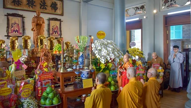 Môn đồ pháp quyến thành kính tưởng niệm Giác linh Đại lão Hòa thượng Thích Đạt Thanh, tại chùa Long Quang - Ảnh: Quảng Đạo/BGN